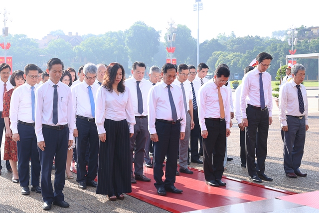 Lãnh đạo Đảng, Nhà nước vào Lăng viếng Chủ tịch Hồ Chí Minh - Ảnh 4.