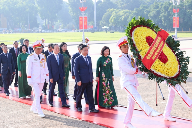 Lãnh đạo Đảng, Nhà nước vào Lăng viếng Chủ tịch Hồ Chí Minh - Ảnh 3.