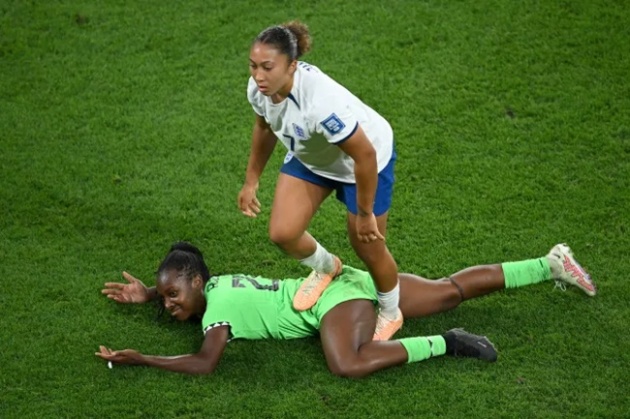 Đạp vào người đối thủ, sao nữ ĐT Anh đối diện án phạt nặng từ FIFA - Ảnh 3.
