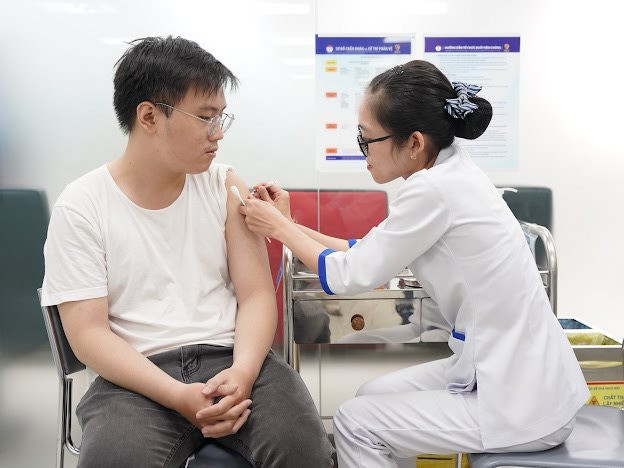 Tỷ lệ người dân tiêm vaccine bạch hầu tăng 300% - Ảnh 1.