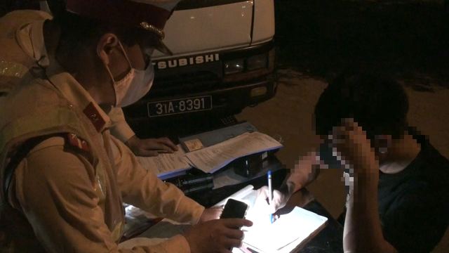 CSGT Hà Nội bắt đầu kiểm tra nồng độ cồn chéo các địa bàn xuyên đêm - Ảnh 2.