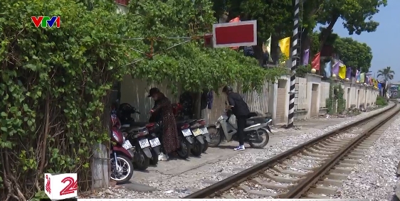 Xẻ thịt h&agrave;nh lang đường sắt - Ảnh 7.