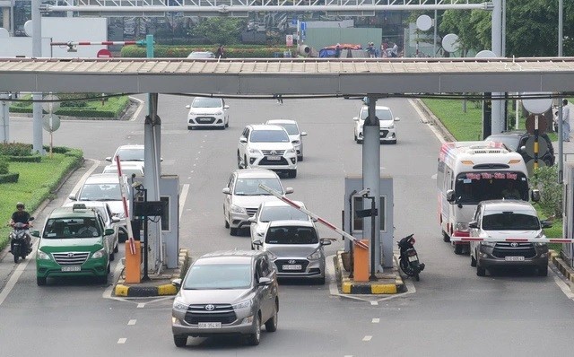 Đề xuất thu phí điện tử không dừng tại sân bay Nội Bài, Tân Sơn Nhất - Ảnh 1.