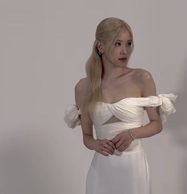 Rosé (BLACKPINK) gây sốt khi diện váy cưới - Ảnh 3.