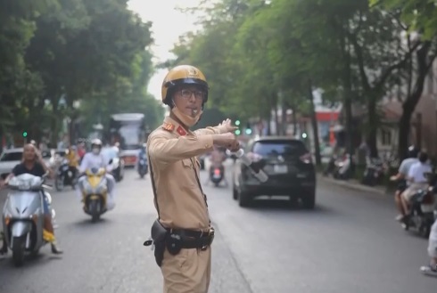 Đảm bảo an to&agrave;n giao th&ocirc;ng cho học sinh đến trường - Ảnh 2.