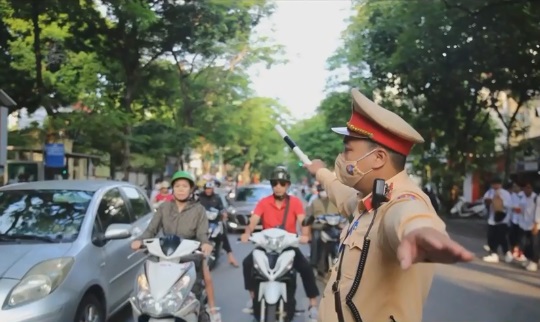 Đảm bảo an to&agrave;n giao th&ocirc;ng cho học sinh đến trường - Ảnh 1.