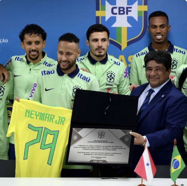 Neymar xô đổ kỷ lục ghi bàn của huyền thoại Pele - Ảnh 1. Neymar xô đổ kỷ lục ghi bàn của huyền thoại Pele - Ảnh 1.