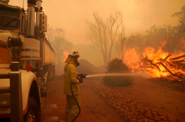 Hàng trăm lính cứu hỏa nỗ lực dập cháy rừng ở miền Tây Australia - Ảnh 1.