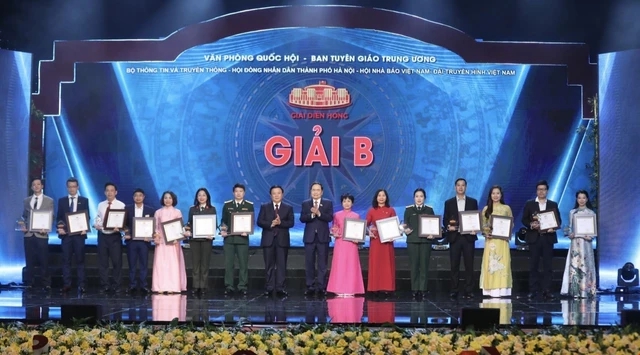 
The organizing committee presented the B Prizes to the winning authors and author groups. Photo: VNA

