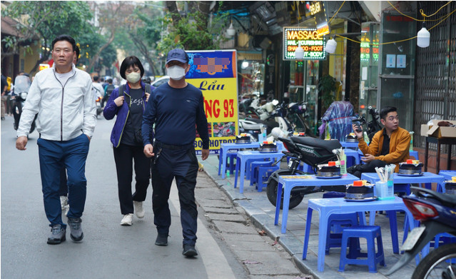 Hà Nội dự kiến trình phương án thu phí vỉa hè vào quý II năm 2024 - Ảnh 1.