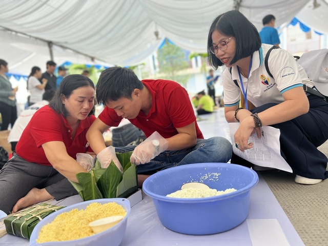 Công nhân hào hứng gói bánh chưng tại chương trình Xuân rộn ràng năm 2024 - Ảnh 3.