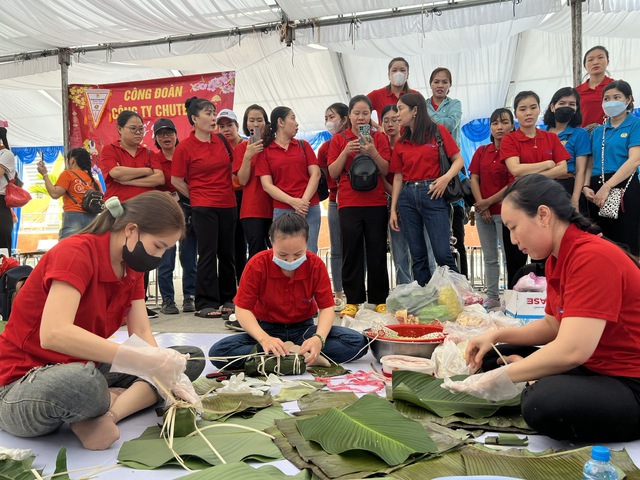 Công nhân hào hứng gói bánh chưng tại chương trình Xuân rộn ràng năm 2024 - Ảnh 1.