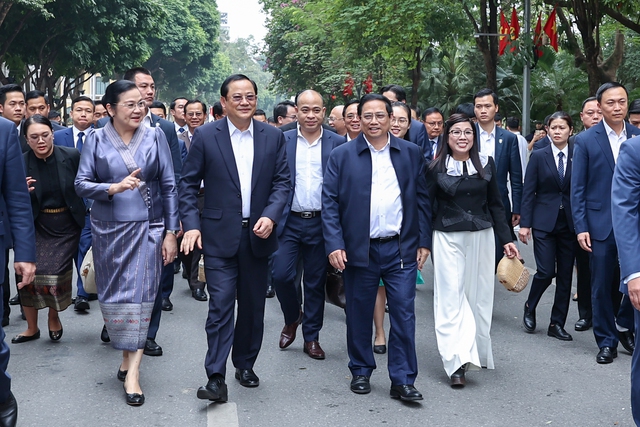 Thủ tướng Phạm Minh Chính, Thủ tướng Lào cùng 2 Phu nhân thăm đền Ngọc Sơn, hồ Hoàn Kiếm - Ảnh 1.