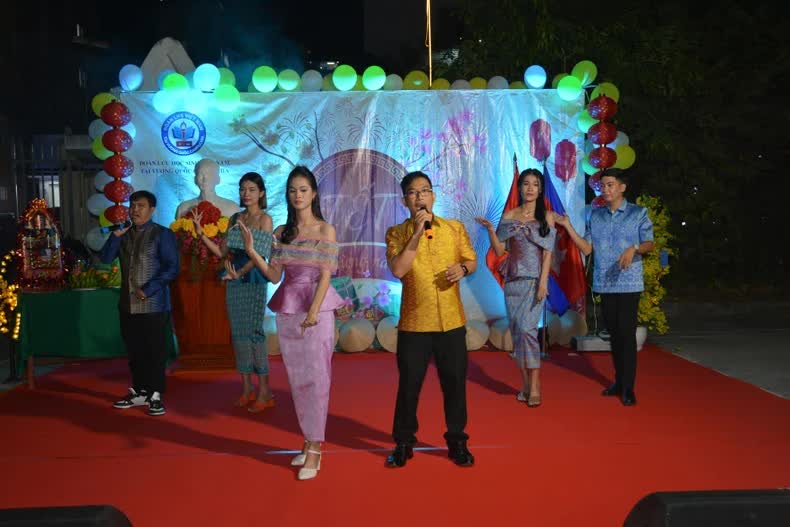 A performance performed by Vietnamese students. (Photo: Son Xinh)