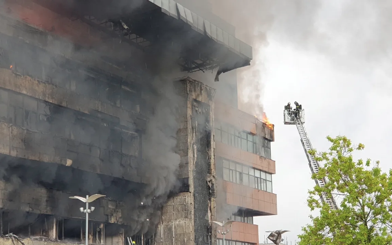 Hỏa hoạn t&agrave;n ph&aacute; t&ograve;a nh&agrave; lịch sử ở Bắc Ireland  - Ảnh 3.