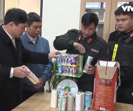 Liên tiếp bắt giữ các vụ mua bán pháo nổ trái phép cận Tết - Ảnh 1.