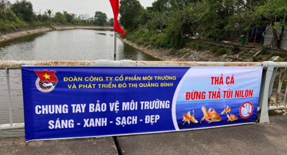 Hàng ngàn túi nylon xanh đỏ “tiễn” ông Táo về trời - Ảnh 4.
