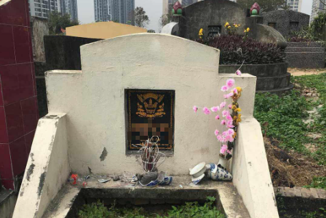 Hàng loạt ngôi mộ ở Hà Nội bị kẻ xấu phá hoại - Ảnh 3. Hàng loạt ngôi mộ ở Hà Nội bị kẻ xấu phá hoại - Ảnh 3.