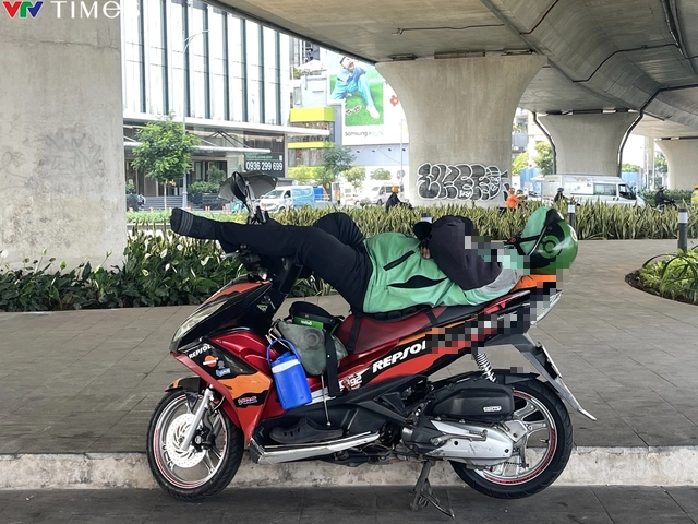 TP Hồ Chí Minh: Người lao động mưu sinh dưới thời tiết nắng nóng - Ảnh 5.