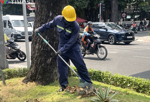 TP Hồ Chí Minh: Người lao động mưu sinh dưới thời tiết nắng nóng - Ảnh 7.