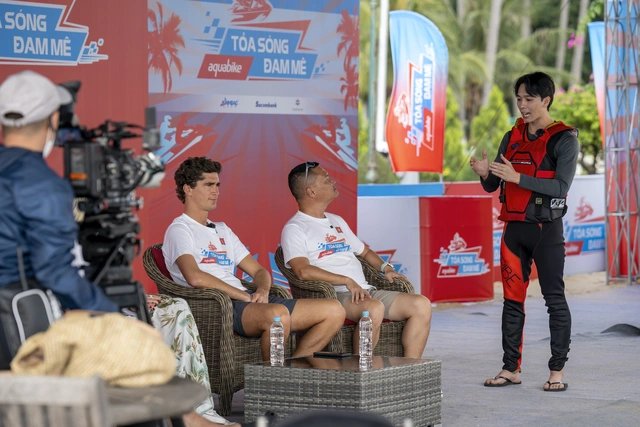 
Actor Hai Nam explained the use of the phone during the competition to the monitoring team.
