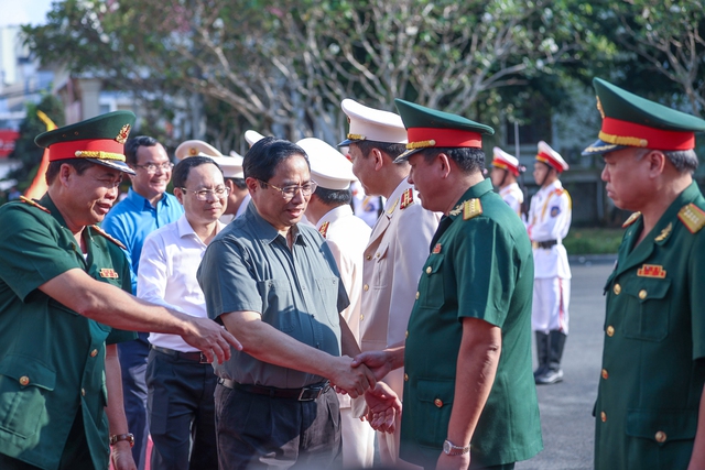 Thủ tướng thăm, tặng quà Tết công nhân, chiến sĩ công an, quân đội - Ảnh 6.