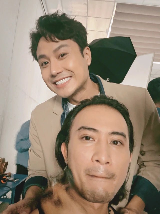 
Doãn Quốc Đam with a rugged appearance in Mình yêu nhau, bình yên thôi (Lets Love Each Other, Peacefully)
