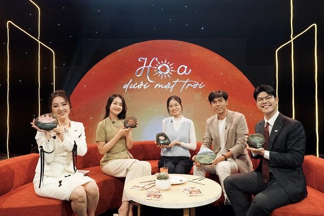 
Phan Anh Thư and her flower paintings on stone from the March Kind Deeds series.
