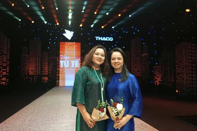 
The two sisters, Đoàn Trúc Linh and Đoàn Thị Nguyệt, devote much of their time to sewing the Ao Dai 0 Dong dresses.
