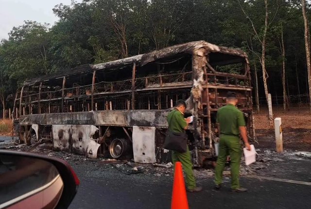 Điều tra nguyên nhân xe khách trên cao tốc Phan Thiết - Dầu Giây bất ngờ bốc cháy - Ảnh 1.
