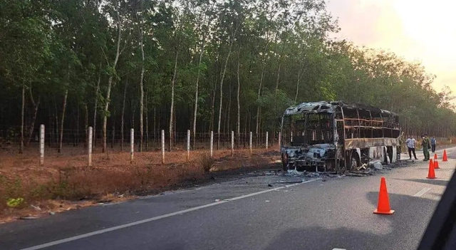 Điều tra nguyên nhân xe khách trên cao tốc Phan Thiết - Dầu Giây bất ngờ bốc cháy - Ảnh 2.