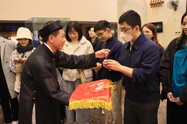 Tour du lịch văn học “chữ Tâm, chữ Tài” thu hút du khách Thủ đô - Ảnh 5.