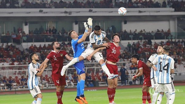 ĐT Việt Nam vs Indonesia: HLV Troussier và học trò có hóa giải được bài ném biên của Arhan? - Ảnh 2.