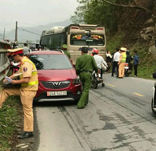 Ô tô tải lao xuống vực sâu ở Sa Pa, 4 người bị thương - Ảnh 3.