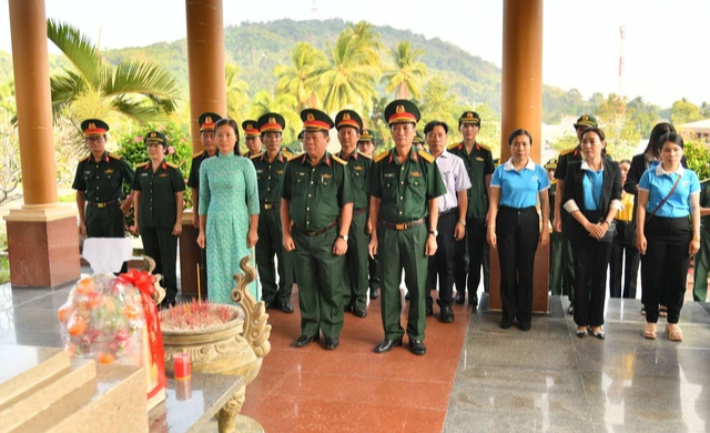 Kiên Giang: Trồng 1000 cây xanh tại Khu di tích Lịch sử - Thắng cảnh Quốc gia Ba Hòn - Ảnh 1.