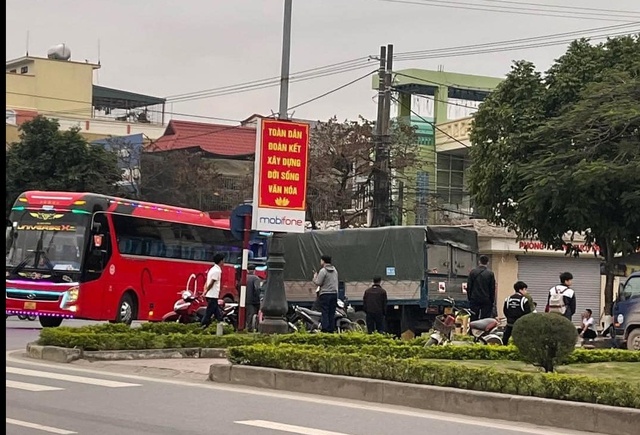 &Ocirc; t&ocirc; chở học sinh đi trải nghiệm gặp tai nạn, 2 học sinh văng khỏi xe - Ảnh 1.