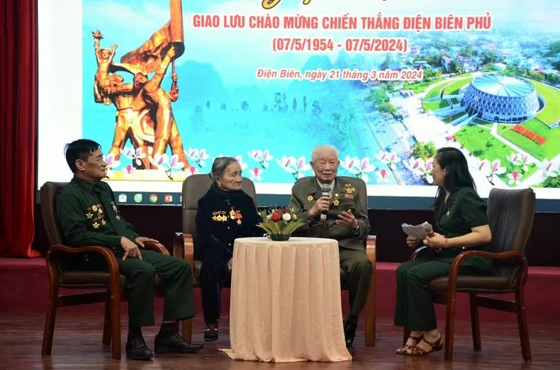 Members of the Association of Former Vietnamese Youth Volunteers talking traditional stories to the young generation of Dien Bien.