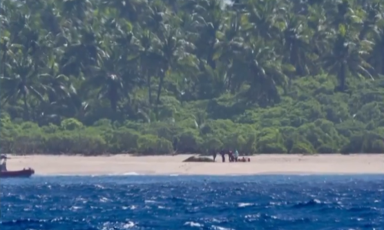 Cứu 3 người bị dạt v&agrave;o hoang đảo tr&ecirc;n Th&aacute;i B&igrave;nh Dương - Ảnh 1.