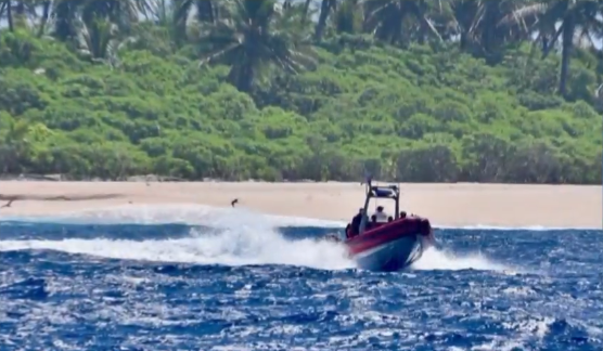 Cứu 3 người bị dạt v&agrave;o hoang đảo tr&ecirc;n Th&aacute;i B&igrave;nh Dương - Ảnh 3.