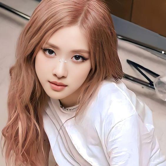 ROSÉ, JIMIN hay YUQI - Idol nào lăng xê màu tóc hồng đào chuẩn trend đỉnh nhất? - Ảnh 3.