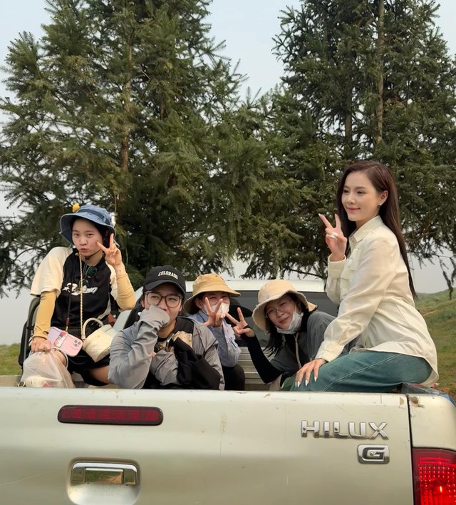 
Minh Thu and the film crew in Moc Chau, Son La
