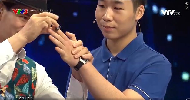 
Đỗ Việt Hưng wears the challenge ring to continue his journey as a Vietnamese Language King.
