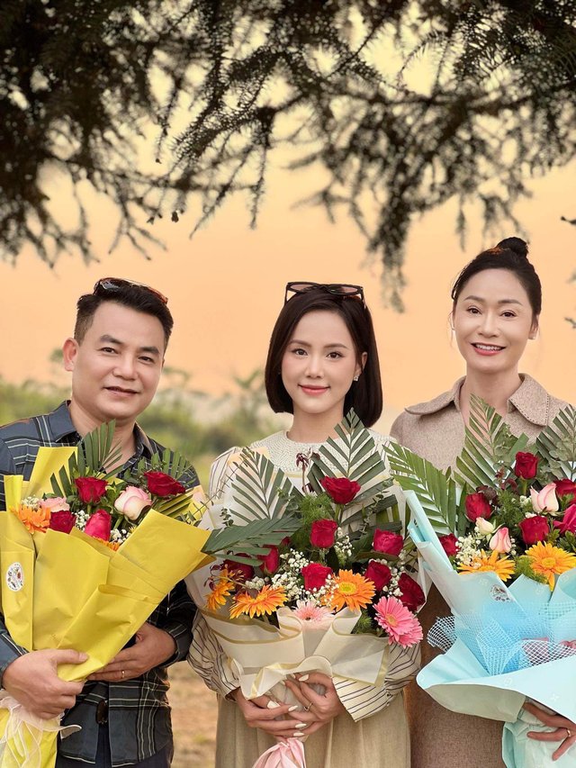 
The family of chairman Thang in the film taking a farewell photo
