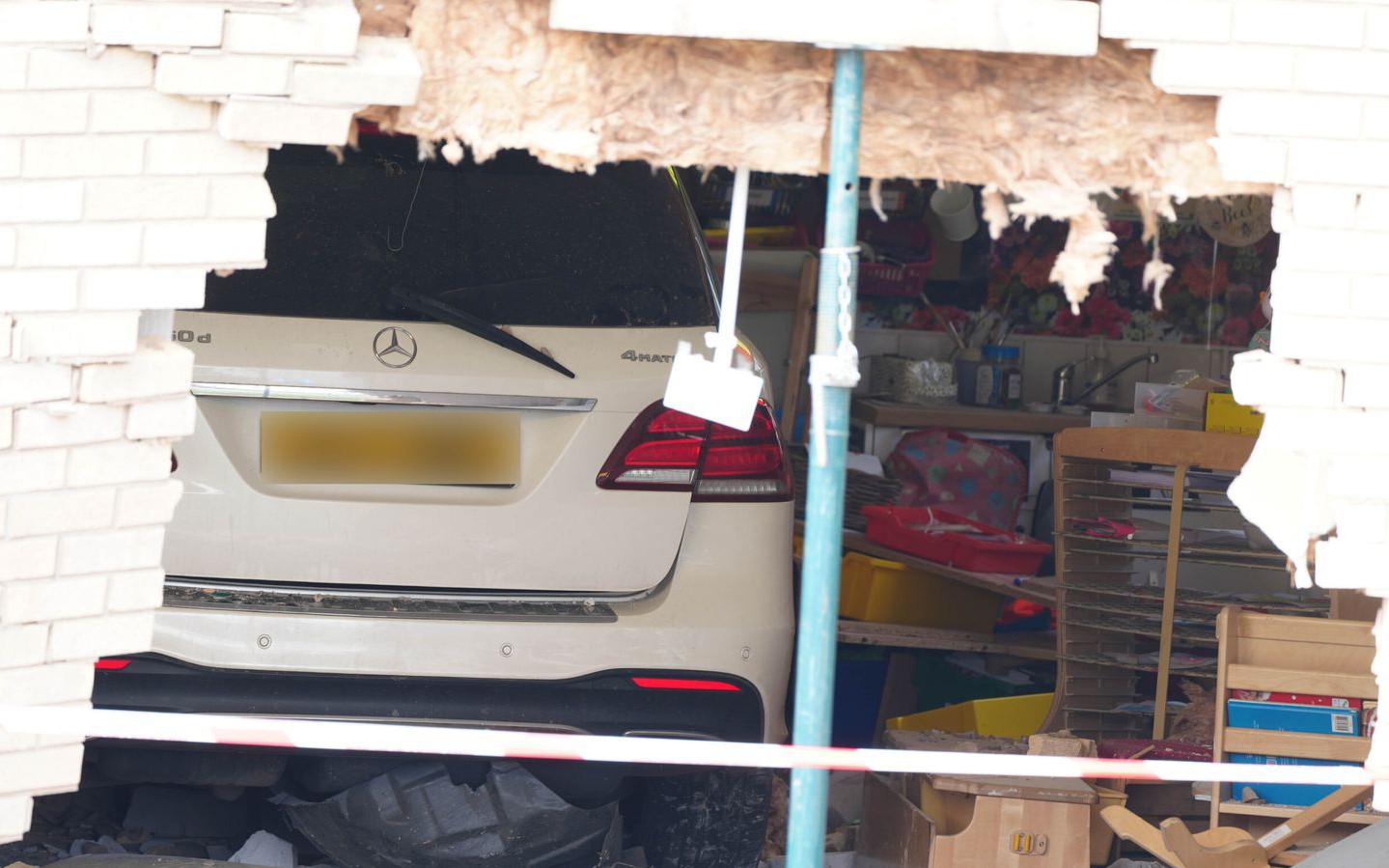 &Ocirc; t&ocirc; đ&acirc;m v&agrave;o nh&agrave; trẻ ở Canada khiến nhiều người thương vong  - Ảnh 4.