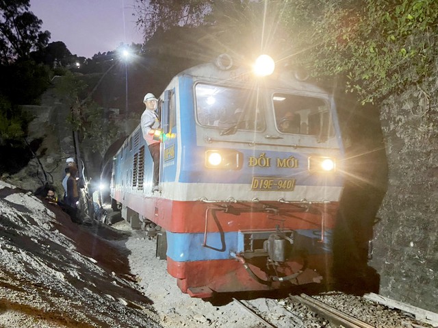 Khôi phục vận tải đường sắt sau khi khắc phục sự cố hầm Bãi Gió - Ảnh 1.