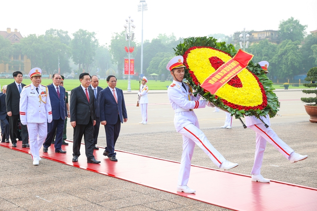 Lãnh đạo Đảng, Nhà nước vào Lăng viếng Chủ tịch Hồ Chí Minh - Ảnh 2.