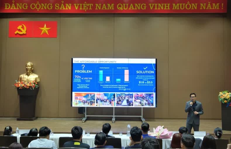 Speakers presented reports at the programme.