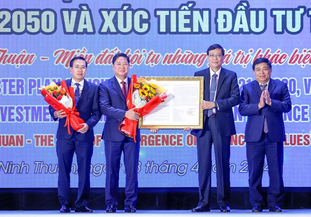 Thủ tướng: Đi lên từ “khó, khô và khổ”, kỳ vọng Ninh Thuận vượt lên phát triển mạnh mẽ - Ảnh 7.