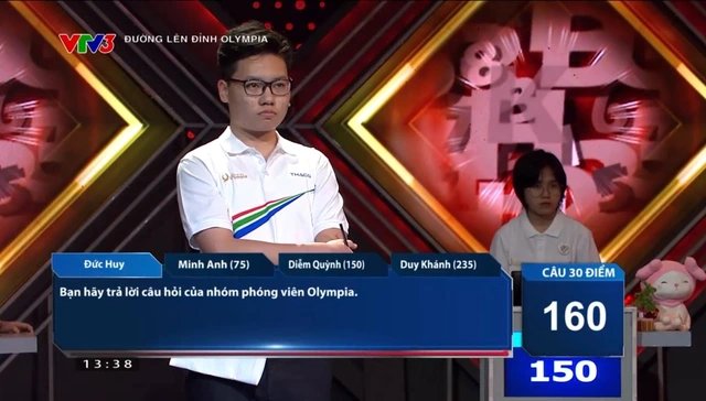
Duc Huy narrowed the gap with Duy Khanh after answering two questions correctly in the finish round.
