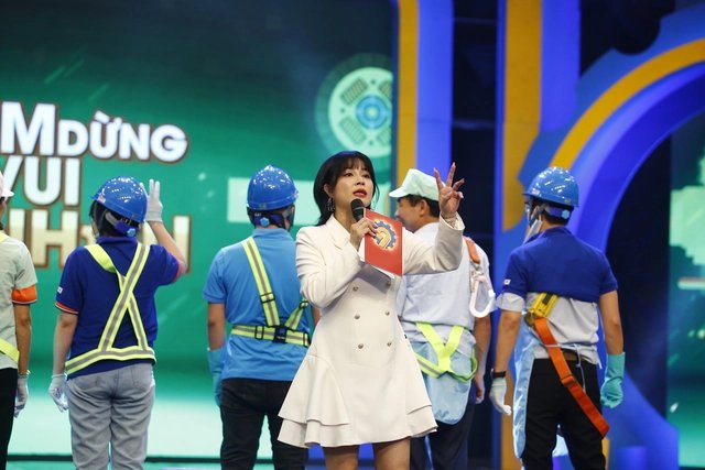 
Host Hoàng Linh returns tolead The 9th Hour+ .
